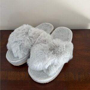 Cozy Gray Fuzzy Slippers NWOT Size 7/8